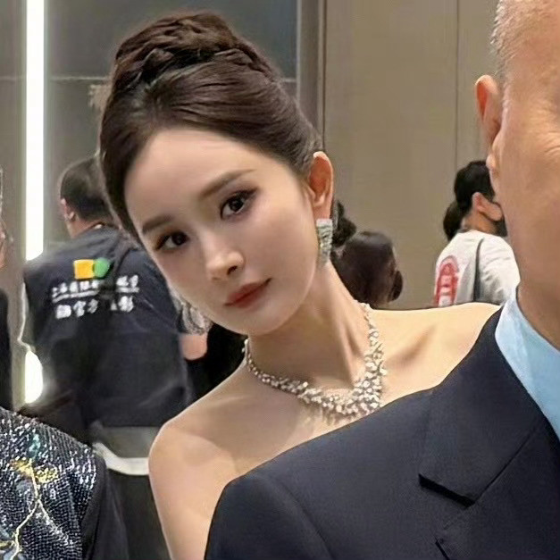 杨幂有一只小狐狸探出脑袋，好萌呀