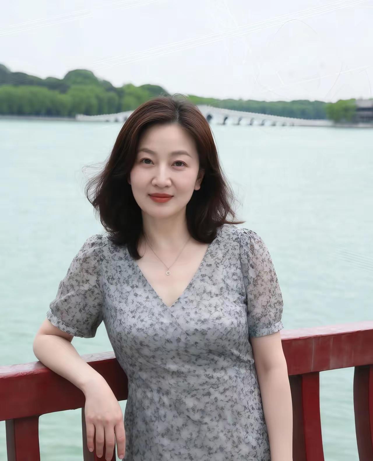 🌿湖畔微风里的温柔时光湖畔漫步，悠然惬意，岁月静好。浅灰碎花裙凸显温婉柔