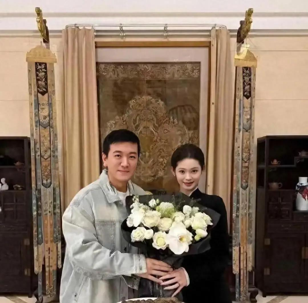 杨子把23岁李隽子领回保定那天，老太太穿大红唐装，亲手端茶，拉着姑娘拍照，笑得牙