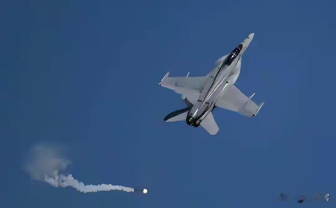 美国的“葛底斯堡”号这下算是威震天下了，它对准自家的F-18大黄蜂战斗机发射