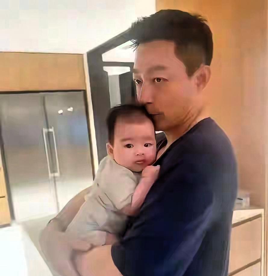 谁也没想到，曾经奔波忙碌、满身争议的汪小菲，如今被小儿子彻底治愈！全网看完父子温