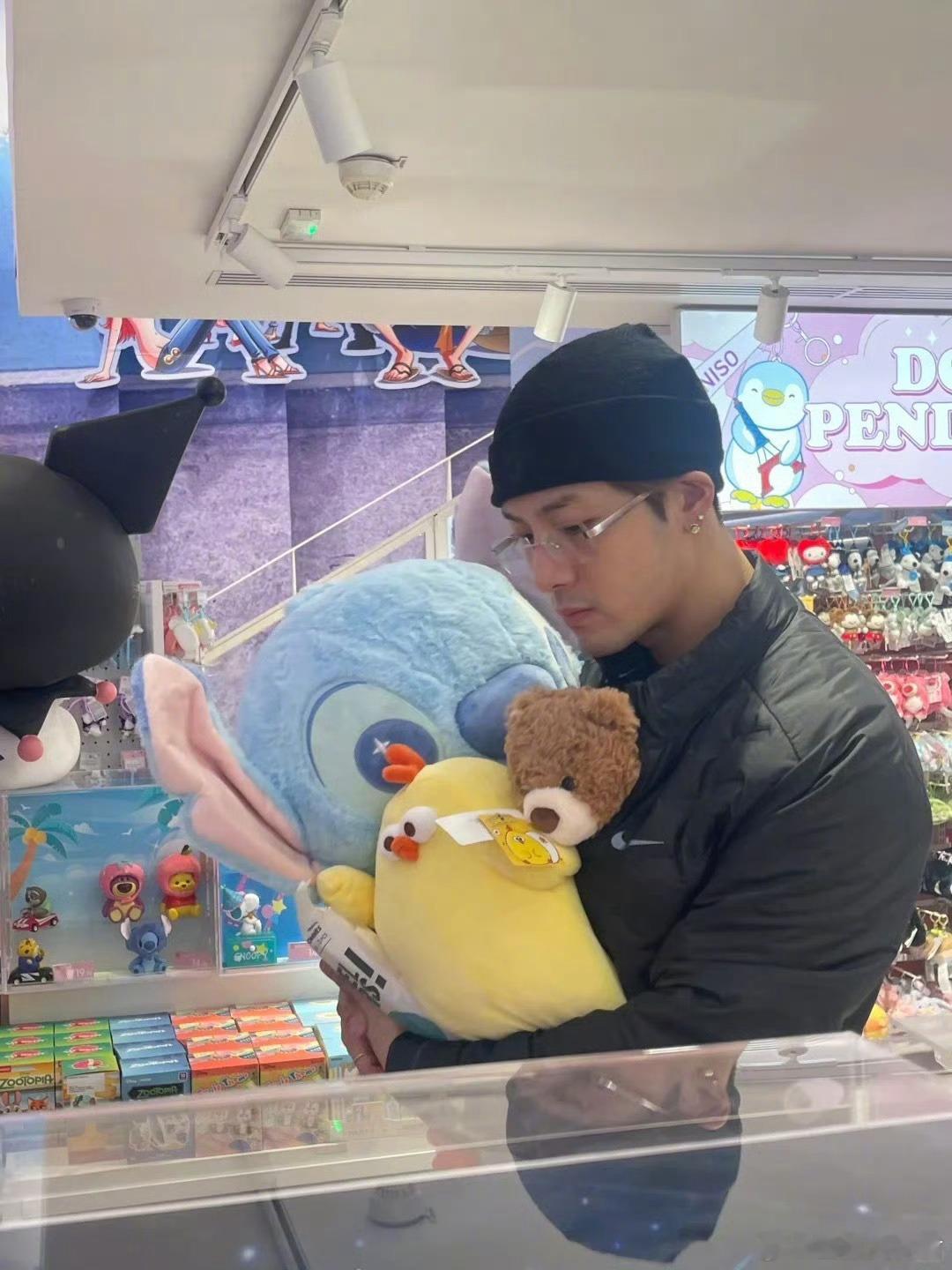 王嘉尔的购物清单也太有意思了吧！里面既有解压玩具，又有创意家居，每样东西都能看出