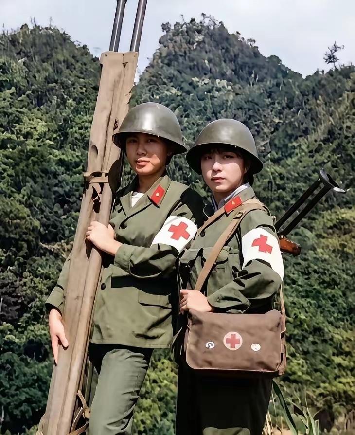 1987年，参战女兵安冬辉和战友在八里河东山留下一张珍贵合影。她是27军80师医