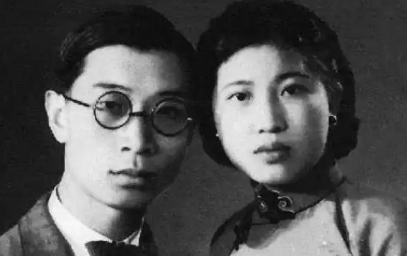 1938年，30岁已有妻子的傅雷，与女学生的妹妹爱的死去活来；抱着妻子朱梅馥，他