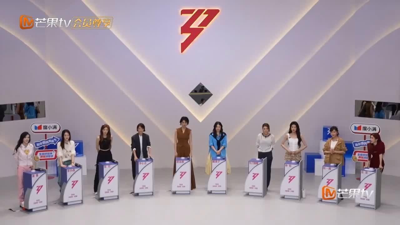 徐洁儿在上面讲，李小冉与张月在交头接耳，完全没有把她的话听进去。徐洁儿一