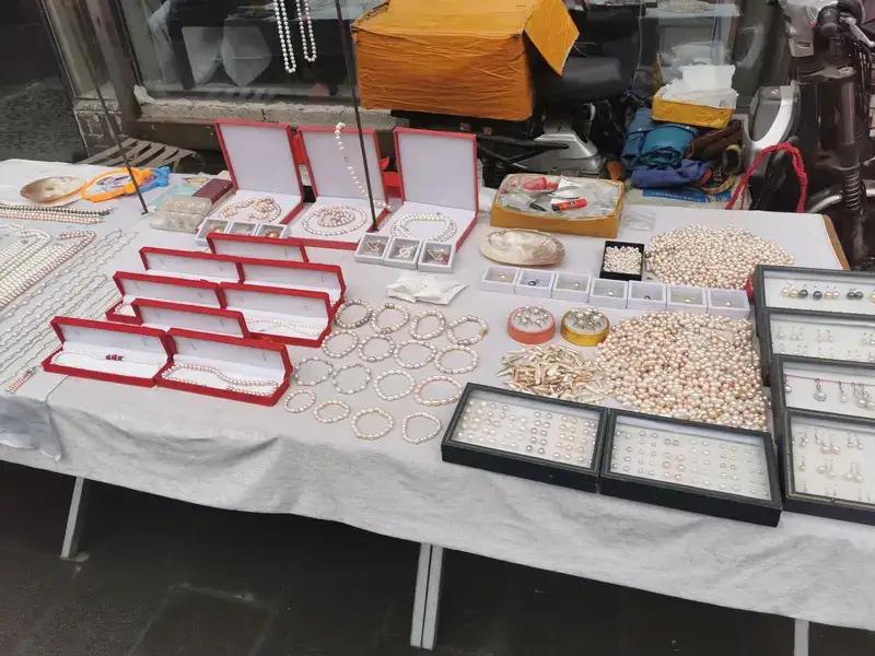 震惊！老人路边“免费洗金”瞬间失手，手镯瞬间变轻近五千元！法院判刑：骗子用“王水