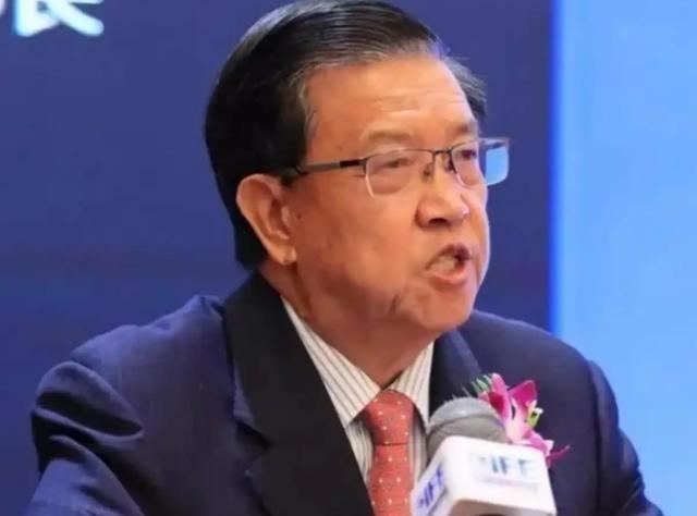 龙永图：暂不讨论中国崛起，先回答三个更重要的问题。第一，什么时候全球的精英会把孩