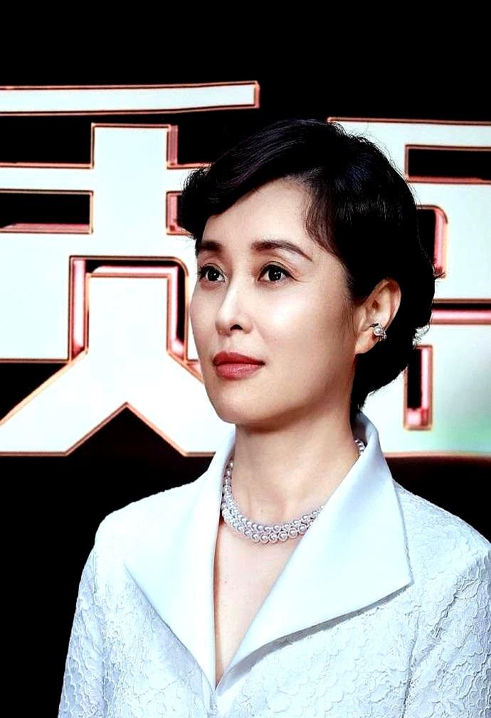 54岁吴越往品质盛典红毯一站，旁边的90花瞬间没了存在感。她就穿白翻领短上衣