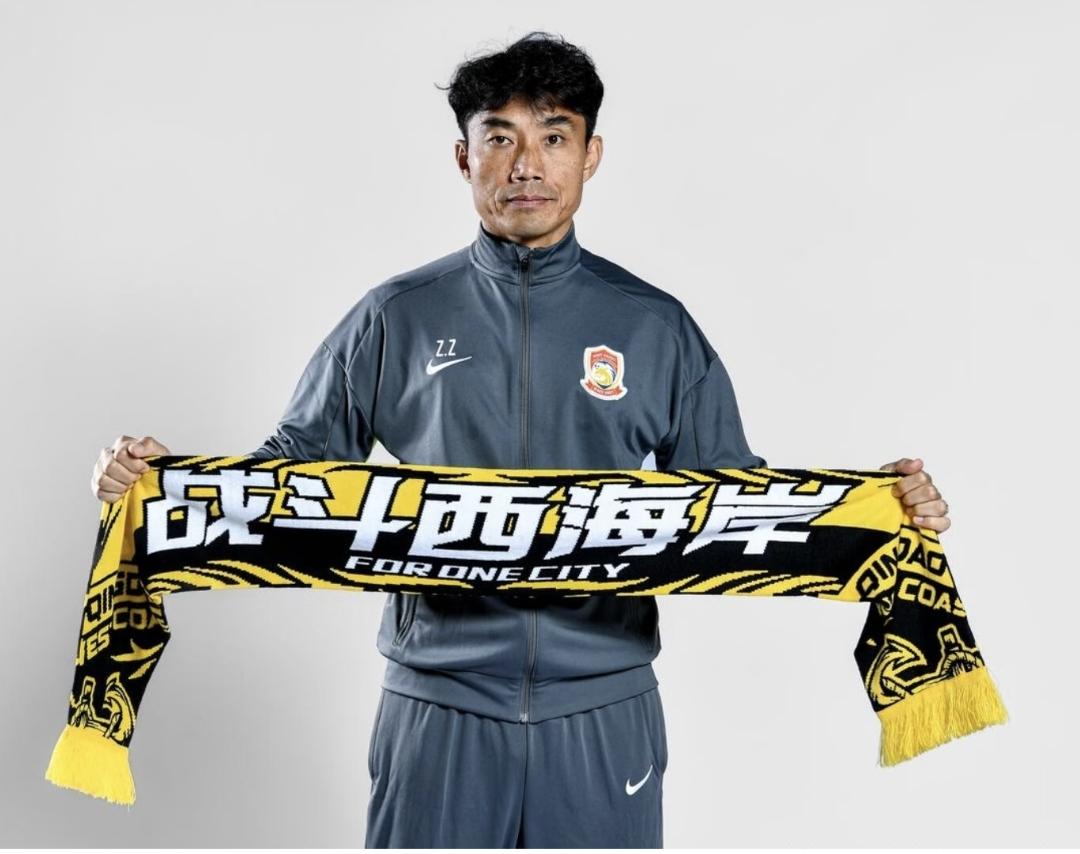 有球迷替郑智叫屈，能够带领青岛西海岸取得现在的成绩，就已经是最理想的结果了。不过