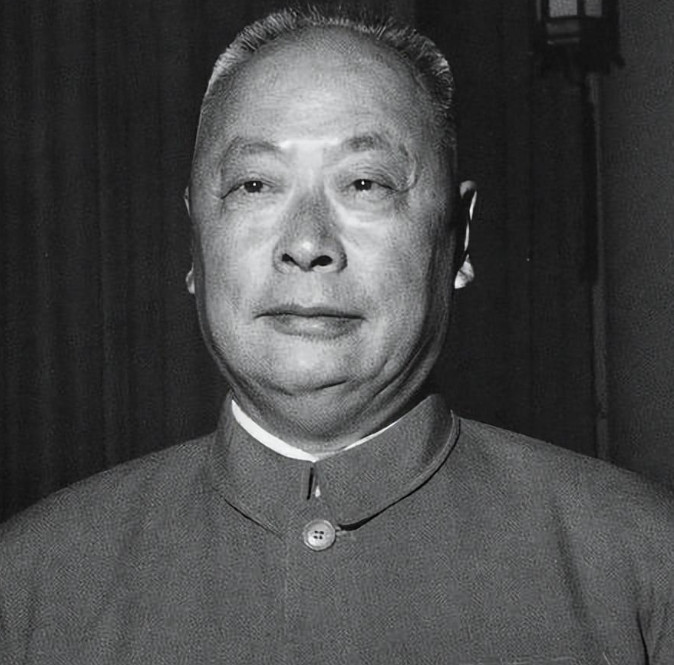 1961年10月，中央为了与其他国家搞好关系，特地组织了很多国家的驻华使节去庐山