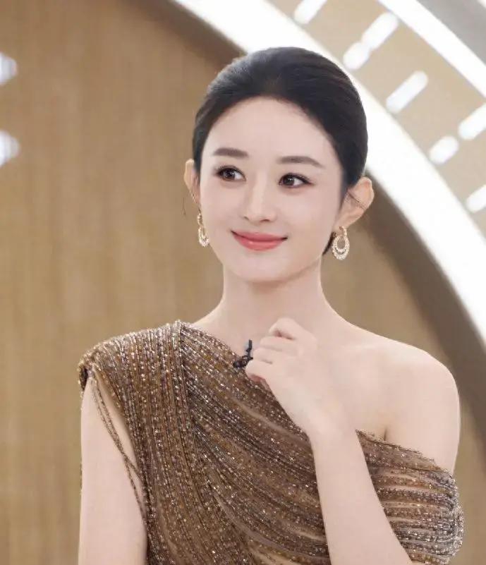 赵丽颖这妹子今年真是坐了趟过山车！年初时候，网上突然炸锅，说她跟缅甸导演赵德胤谈