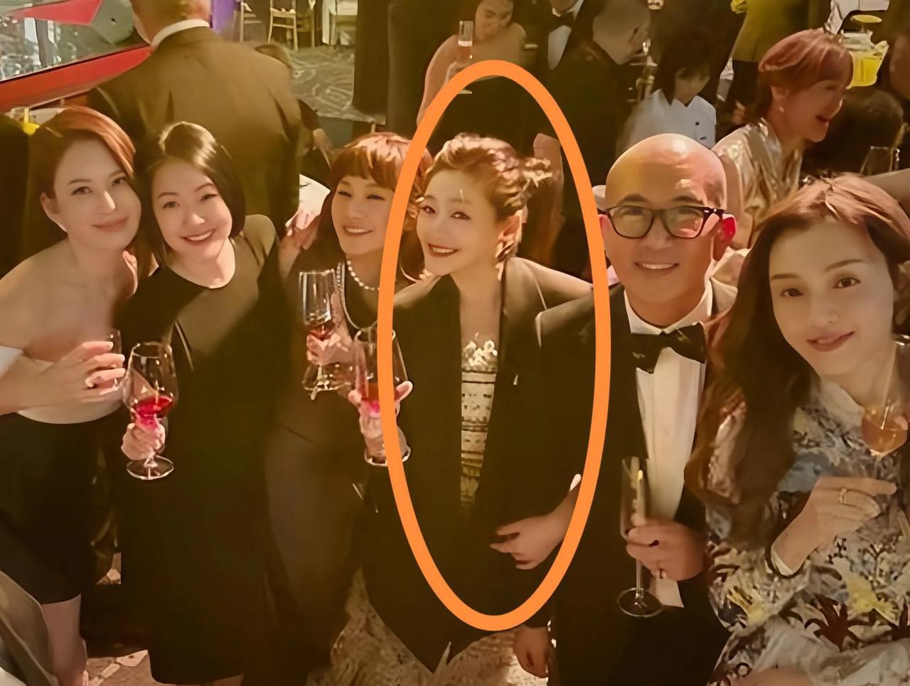 好多人说大S在后期参加她朋友的隆重又奢华的婚礼时，她坐在餐桌旁暗自神伤，甚至偷偷