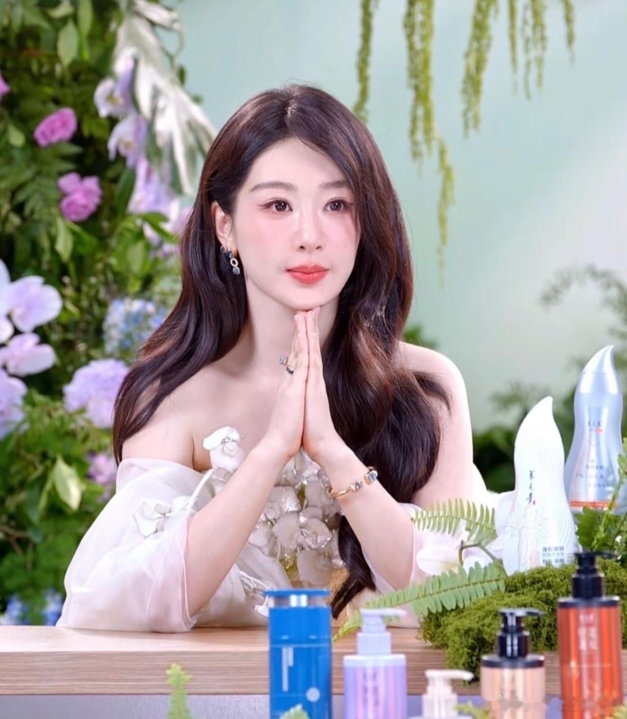 杨紫今日直播截图，水灵灵的花仙子造型，状态如何？​​​