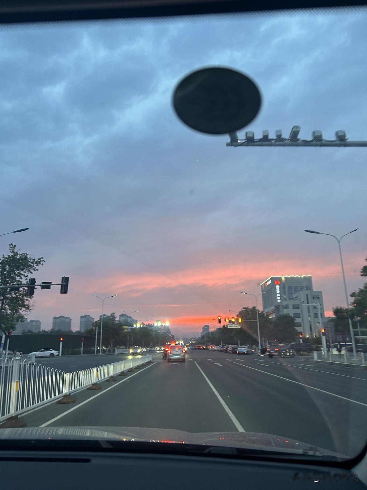 离婚拿证只会爽一下，真正的阵痛会持续不断的在往后的日子里出现。以我过来人的切