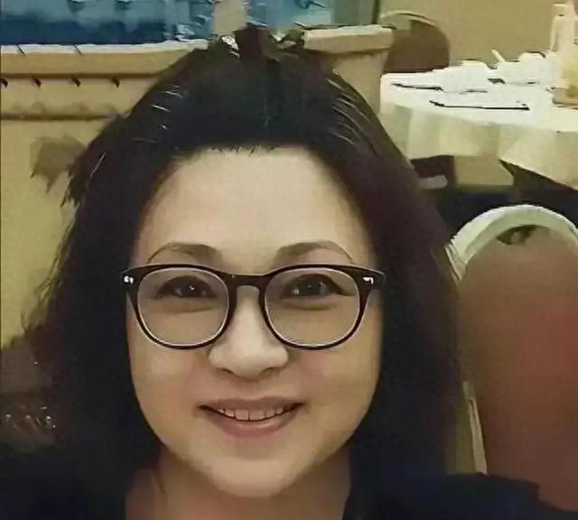 李连杰前妻黄秋燕，坐在女儿婚礼的第三排，表情平静。好多人夸她格局大，看哭了。哭