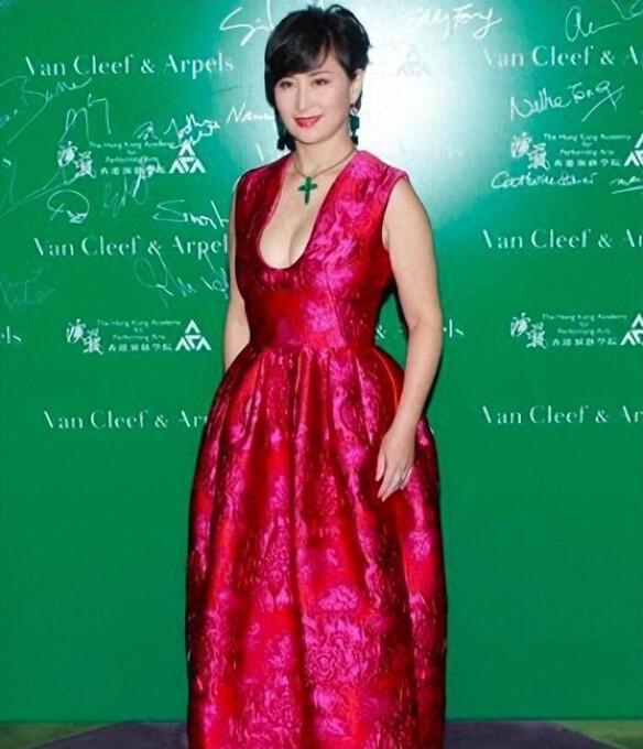 何超琼穿深U连衣裙尽显性感风姿，玫红色印花裙搭出高级时髦感