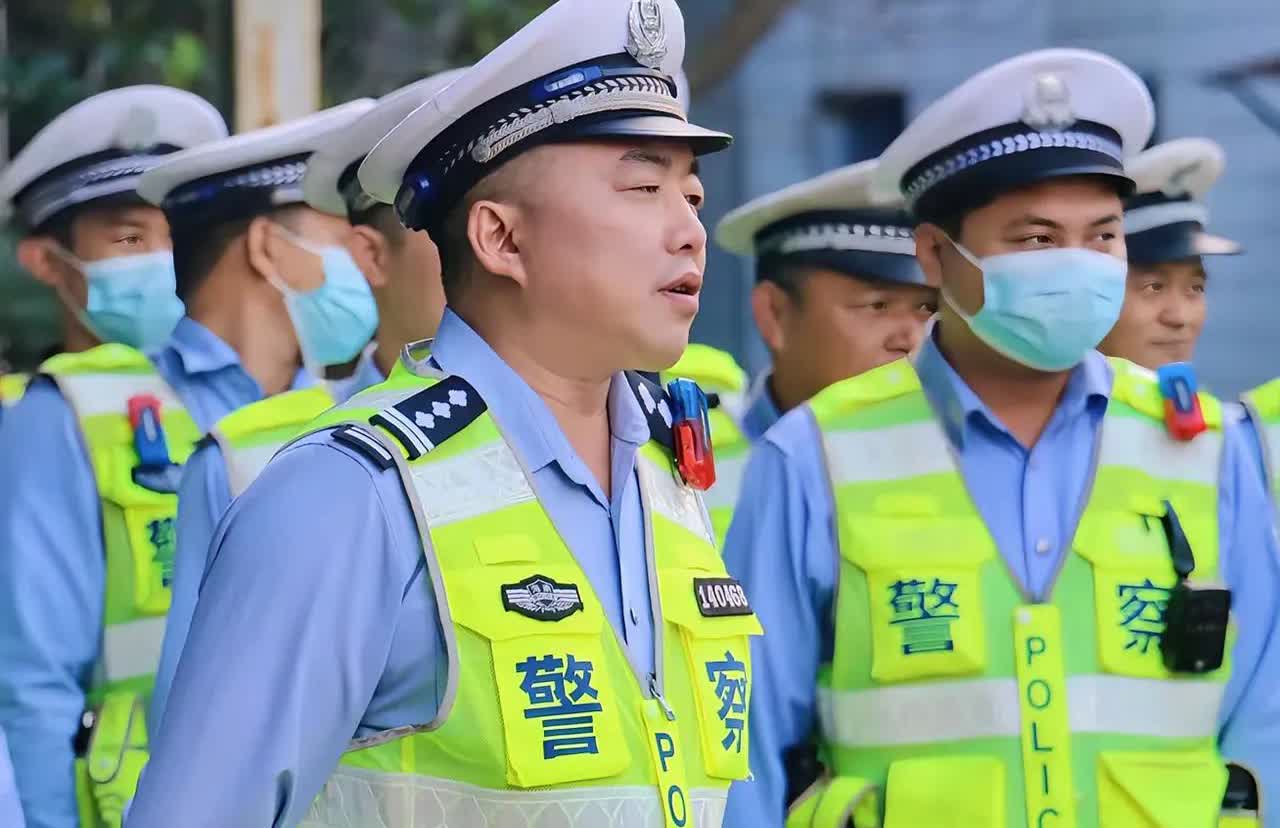 交警有十二种车一般不会拦1.第一种:警车2. 第二种：消防车3. 第