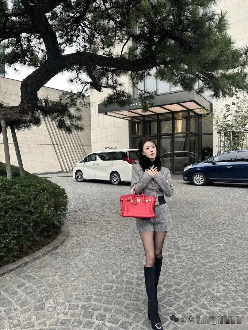 优雅穿搭指南：时尚短外套+黑色长靴，尽显都市女性魅力！女人怎样穿搭，更有高级感