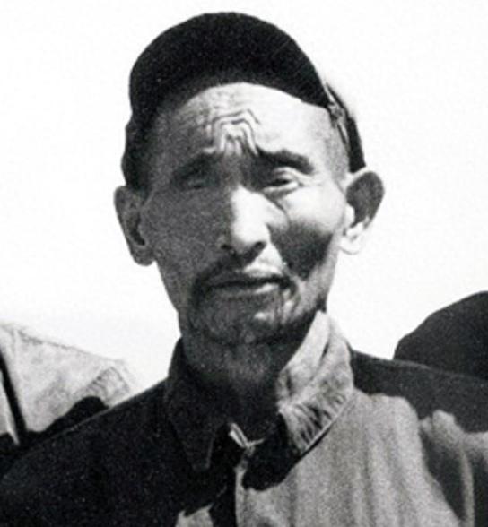 1952年，解放军在大凉山抓到一个独眼土匪，审讯后军区首长震惊：这不就是17年前