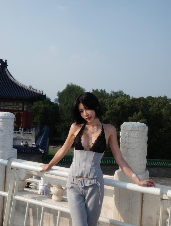 台湾女生打卡北京天坛引争议！穿搭被网友吐槽，本人回应太真实。女子在社交平台