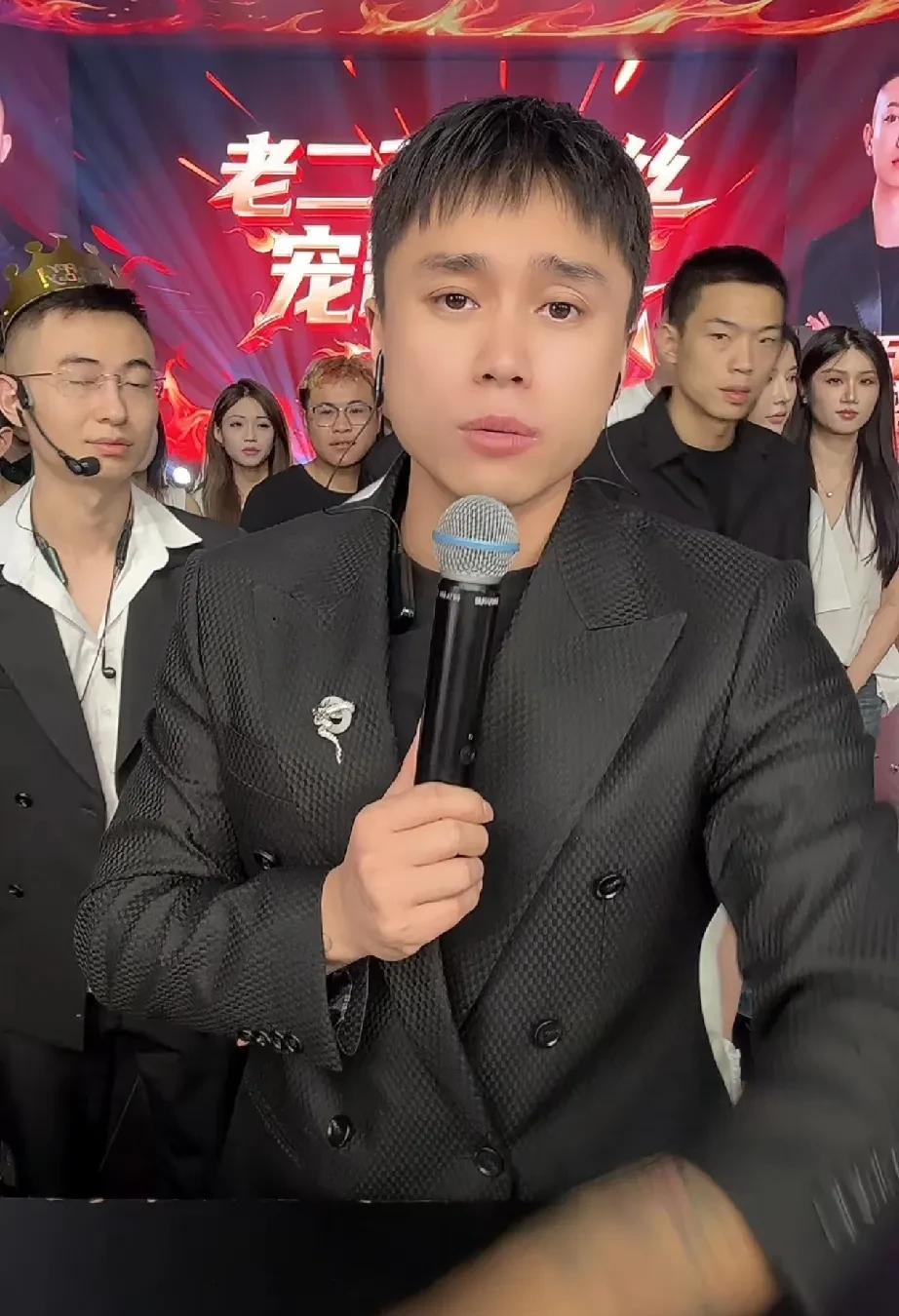 太原老葛的权限只能封刘二狗七天？昨天刘二狗公开出镜打破“封脸”传闻，甚至还对外