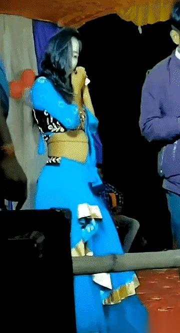 就那一秒钟的事儿。灯光还打着，音乐还没停，她还在笑着跟台下互动，一个黑影“嗖”