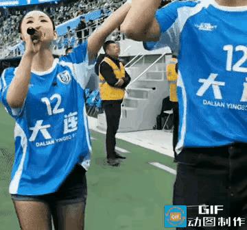 李小萌，尴尬了！她和老公王雷一起热情洋溢的为家乡大连足球队助威，没想到被网友吐