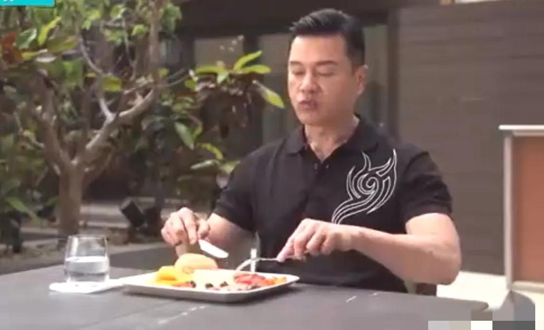 70岁香港​知名演员​吕良伟，近期曝光自己日常吃的早餐，这​份清淡简单的搭配，让