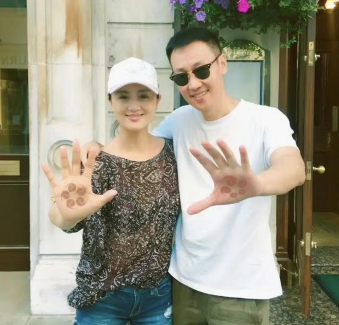 大家发现没，辛柏青和朱媛媛两个人做的事，真的是门玄学。在演艺圈这个名利场