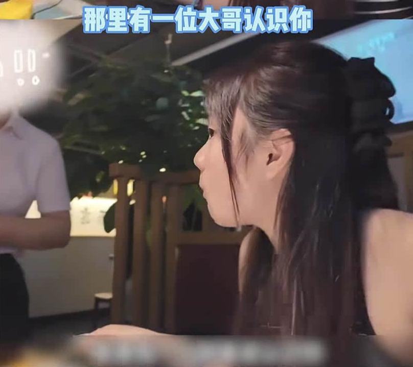 “太离谱了！”浙江杭州，一漂亮女博主独自去网红餐厅吃饭，刚坐下服务员就来搭讪问是