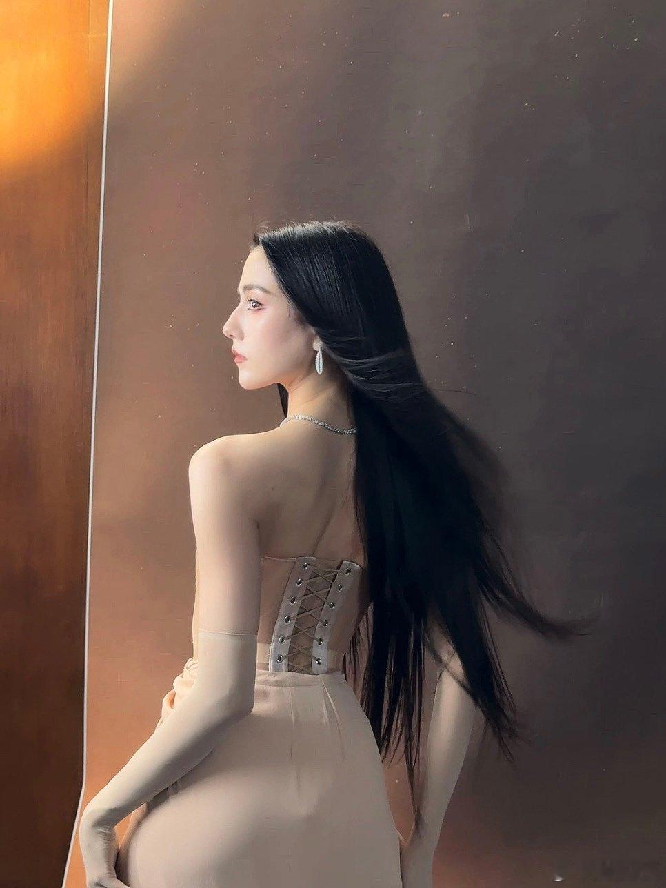 娜然ELLE出发图直接美到我失语！优越骨相配高鼻梁，下颚线锋利得超吸睛，抹胸礼服