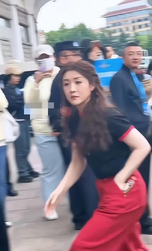 陈梦好美，她一下车粉丝们激动的尖叫声此起彼伏，陈梦也热情地和粉丝们招手互动，陈梦