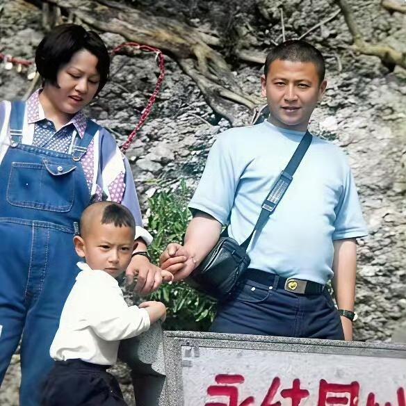 90年代末，王伟烈士利用休假的机会，带着妻子阮国琴、儿子王子出门游玩，一张罕见的