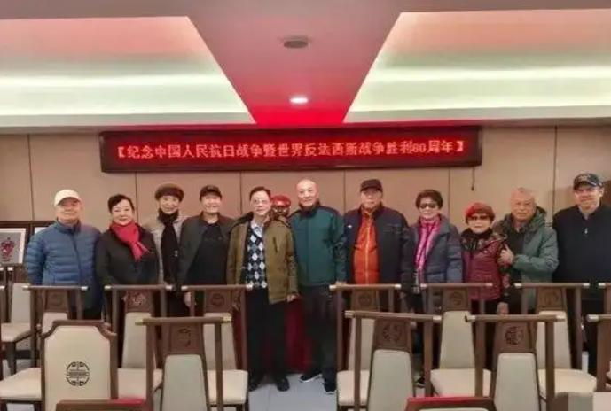 四野后代联谊会有个默认的惯例，每次办活动聚餐，大伙儿都会自觉按父辈当年的职级高低