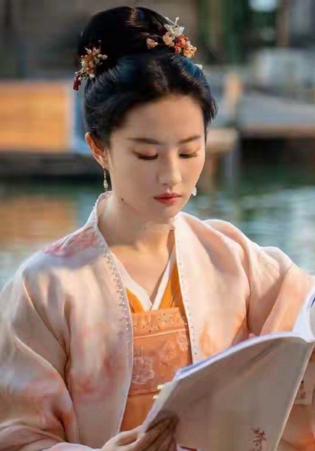为什么刘亦菲从不接清宫戏，当她换上“甄嬛装”后，一出场就剧终