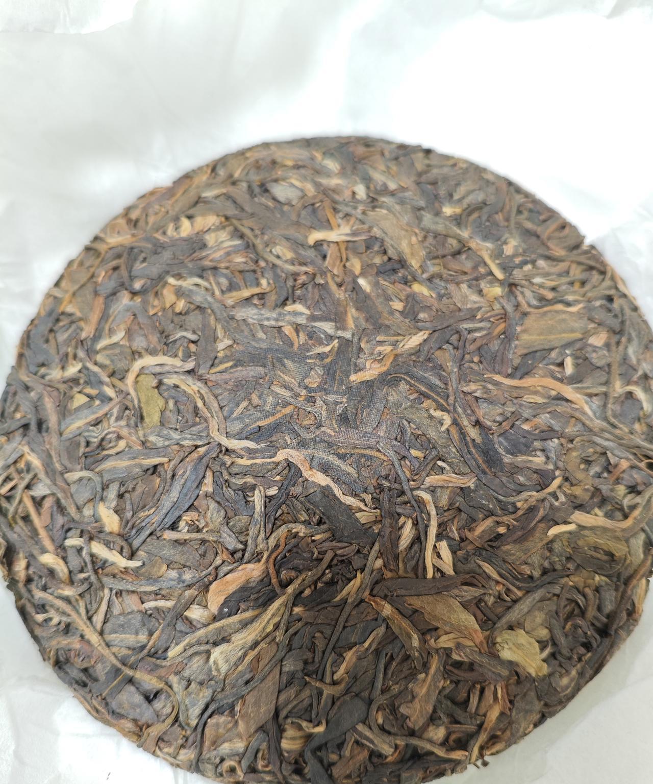 喝了朋友的奇花香普洱生普，看饼面条索清晰小叶种，说是里面有倚邦的料子，饼面