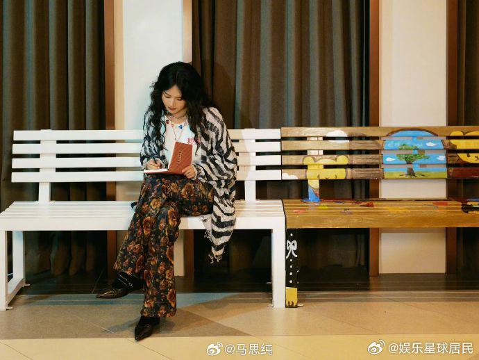 马思纯咋变东北黎吧啦了哟呵，马思纯这东北黎吧啦一出现，直接把气氛搞起来了！那东