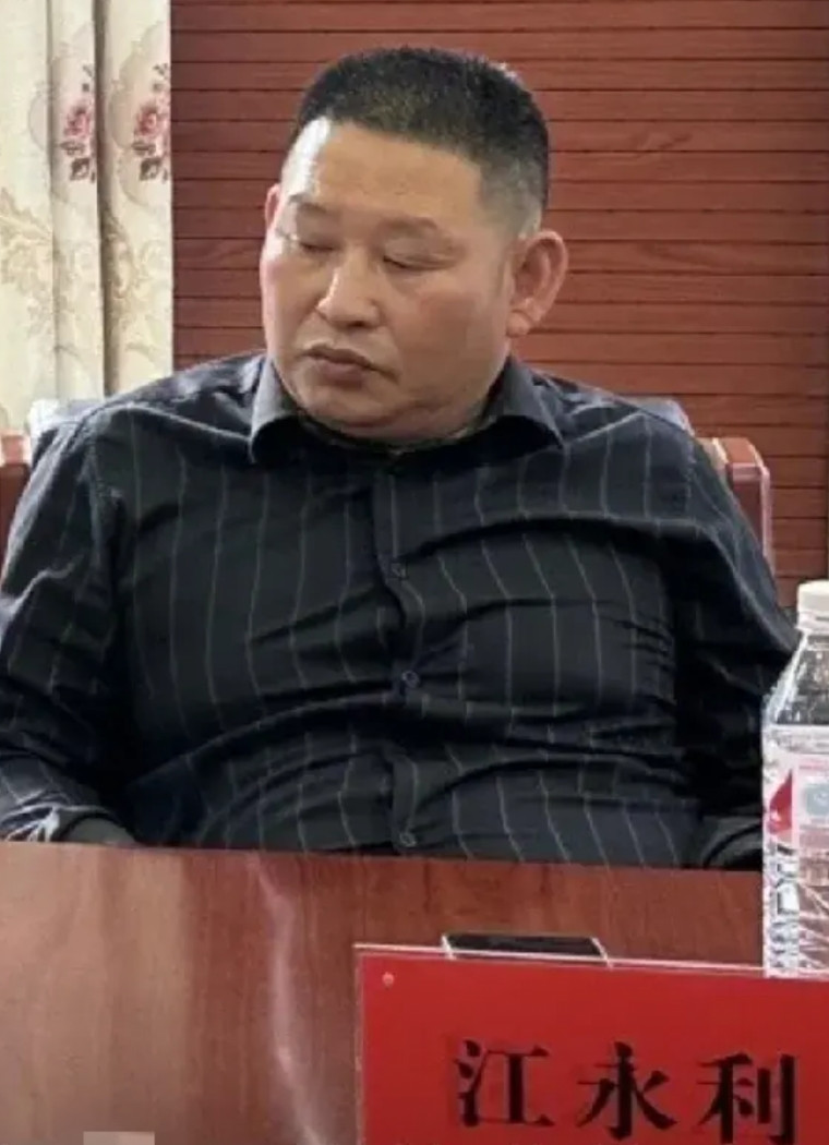 凤阳鼓楼，去年维修中标老板江永利，还是徽州区建筑业协会会长副会长，目测50岁左右