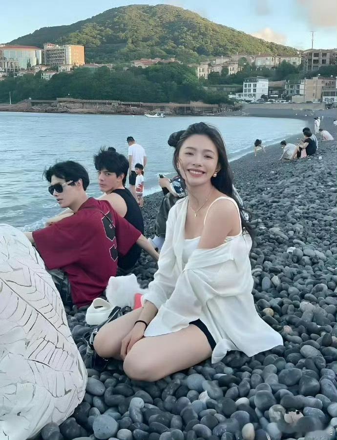 林允去海边玩居然没有路人认出来，那两个男生也不去要个签名