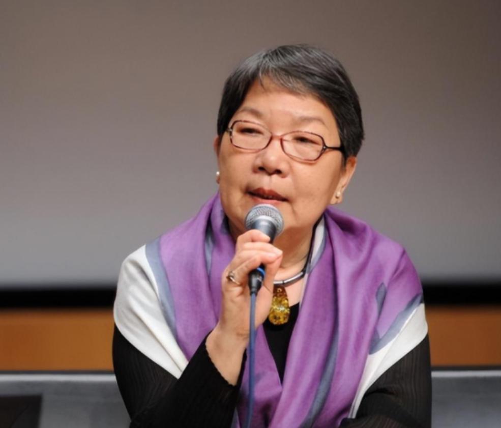 著名女诗人席慕蓉曾公开质疑经典寓言，提议将《愚公移山》移出教材，她觉得"愚公移山