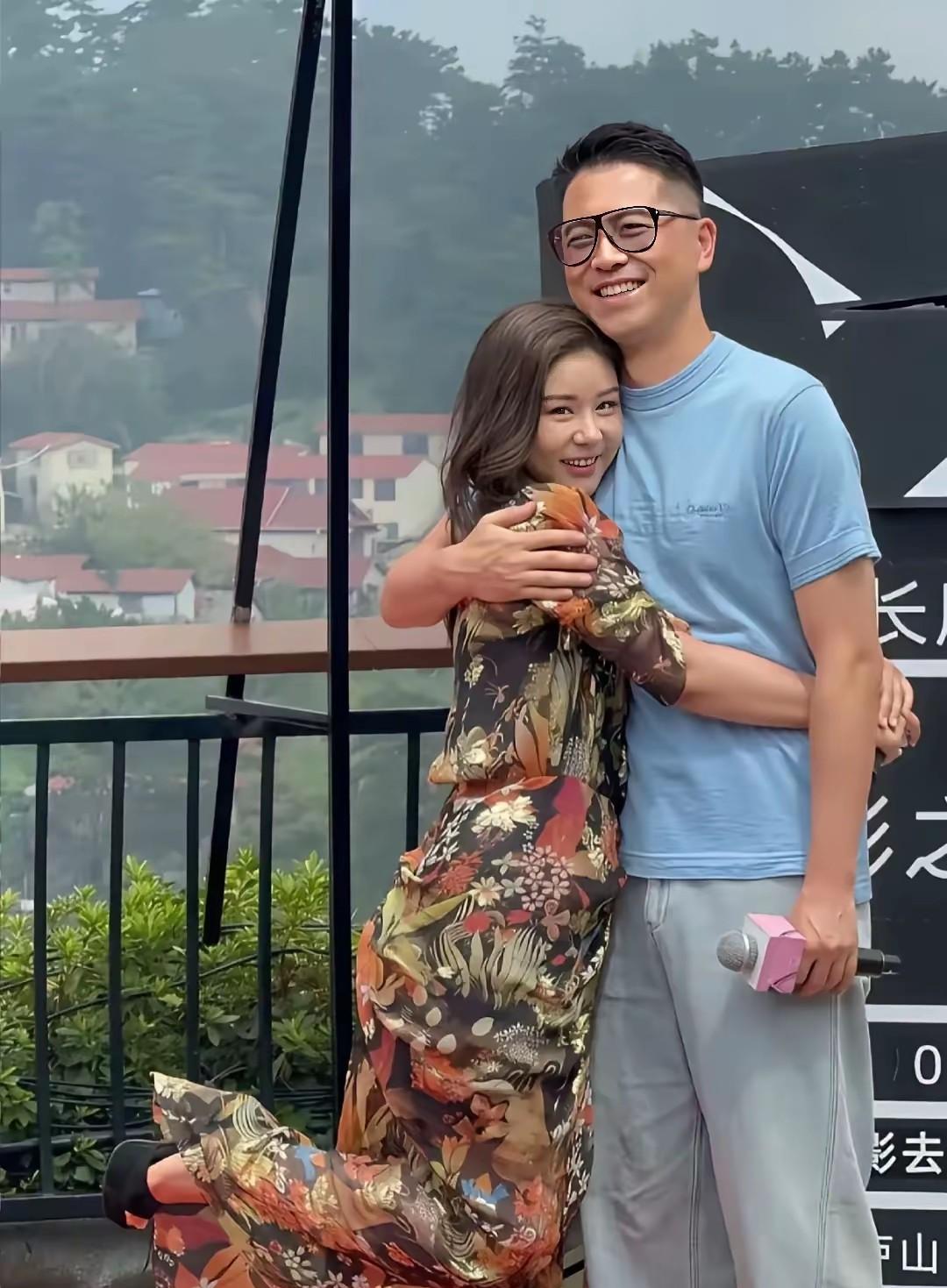 李小萌和王雷这对夫妻，真是越看越般配！俩人站在一起满眼都是默契，这份爱情妥妥是