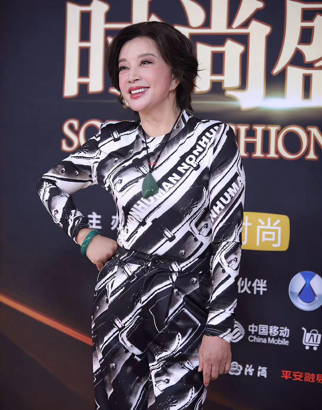 75岁还能在红毯上一路小跑？刘晓庆用行动打破年龄刻板印象！75岁刘晓庆在红毯