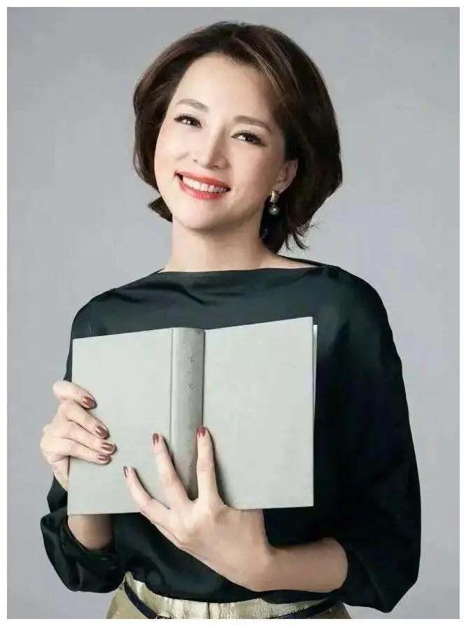 不少网友都在讨论前央视主持人董卿的外貌，大家普遍认为，她身上自带一种极具东方韵味