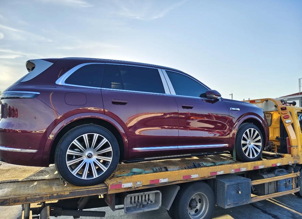 服务区偶遇新款问界M7实车！🚗可惜内饰被遮得严严实实，啥也瞅不见……但光这个