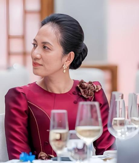 洪玛奈的妻子颜值不输佩通坦，但能力上就欠缺的多了！洪玛奈命好，但能力一般，所以他