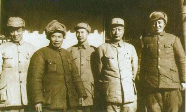 1942年，山东乐陵，八路军科长于志洪和战士小周过敌人关卡，忽听伪军叫：“抓八路