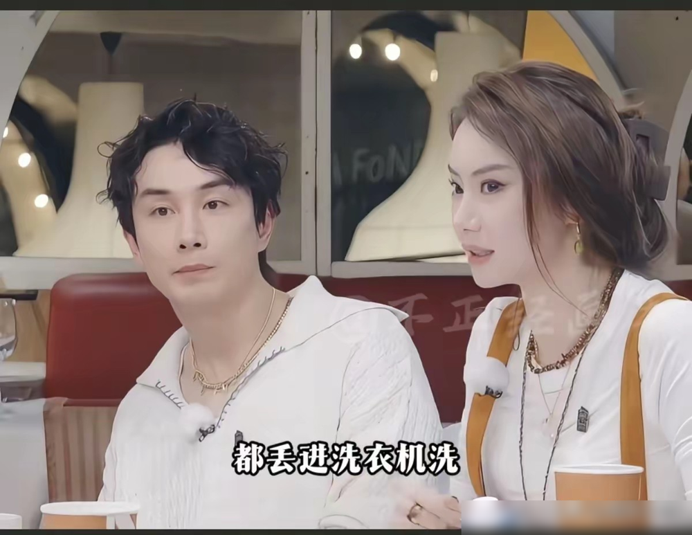 戚薇在节目里直接炸了，李承铉把内裤袜子一块扔洗衣机，她当场说精神上接受不了。这事搁现场一聊，8个嘉宾