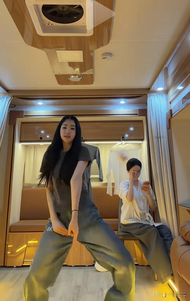 左小青和富商的女儿高子淇，居然这么大了！不知道的，还以为她们是姐妹花。