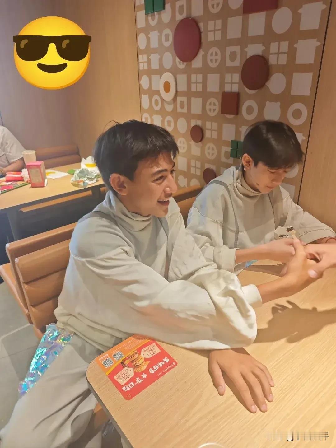 刘烨儿子诺一的近照，诺一穿着白色演出服，正和剧团朋友走在去快餐店的路上。这孩子个
