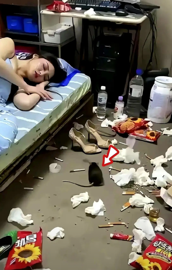 广东东莞，有一名外卖小哥到一栋居民楼送外卖，当他把快餐送到客人家门口的时候，发现